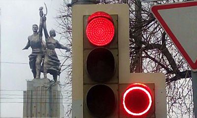 Светофоры нового типа на перекрестках Москвы: с красным сигналом поворотной секции